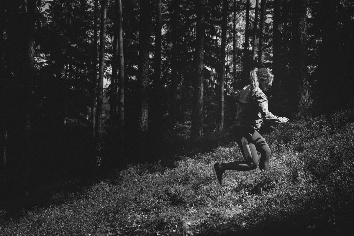 I backar går pulsen upp oavsett om du går eller joggar, bra för hjärnan och i skogen får du extra allt. Forskning visar nämligen att ljudet av löv som gnuggas mot varandra och partiklar som finns i jord tycks påverka vår hälsa vad gäller allt från stress till att minska risken för cancer. Coolt tycker jag. Foto: Martin de la Foi