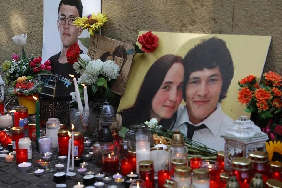 Candles surrounding the memorial of murdered Ján Kuciak and Martina Kušnírová. Photo credit: Branislav Wáclav/Aktuality.sk. Source: https://www.aktuality.sk/fotogaleria/642331/biele-vrany-tento-rok-ziskali-jan-kuciak-a-dalsi-novinari/1