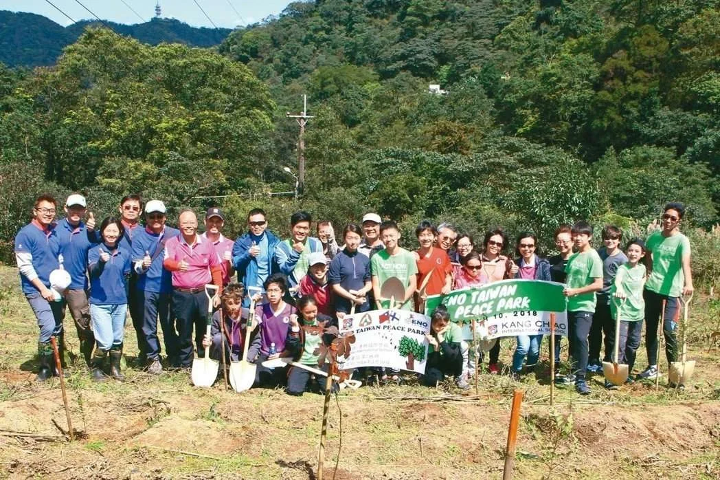 After attending the ENO (Environmental Online) conference last year in Finland, the Kang Chiao International School started an initiative to be proactive in planting trees in Taiwan. With the cooperation of Taiwan’s Forestry Bureau, they were granted a small patch of land in Xindian District, New Taipei City.