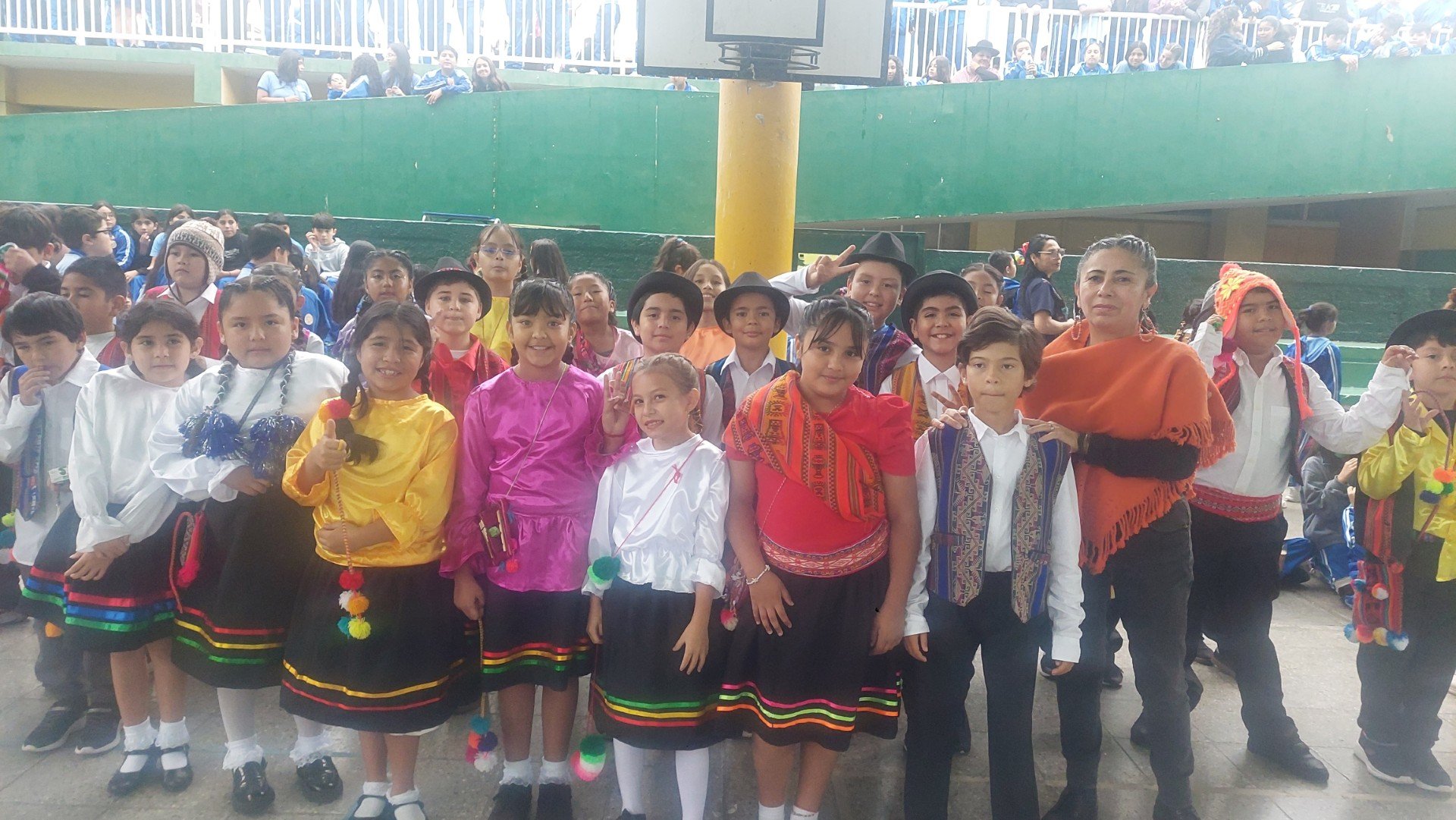 ALUMNOS CON ROPA AYMARA Y PROFESORA 2.jpg