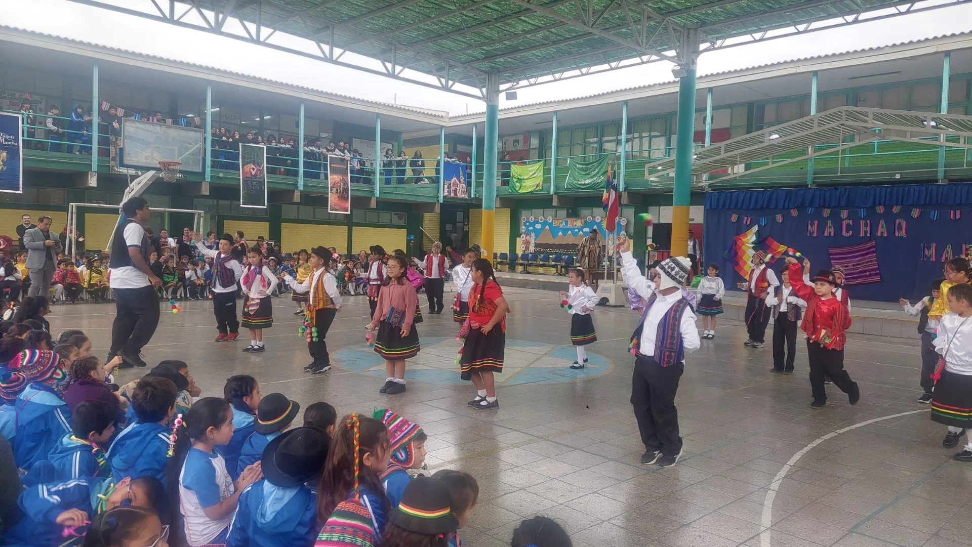 BAILE AYMARA DE ALUMNOS DE DISTINTOS NIVELES Y EDADAES.jpg