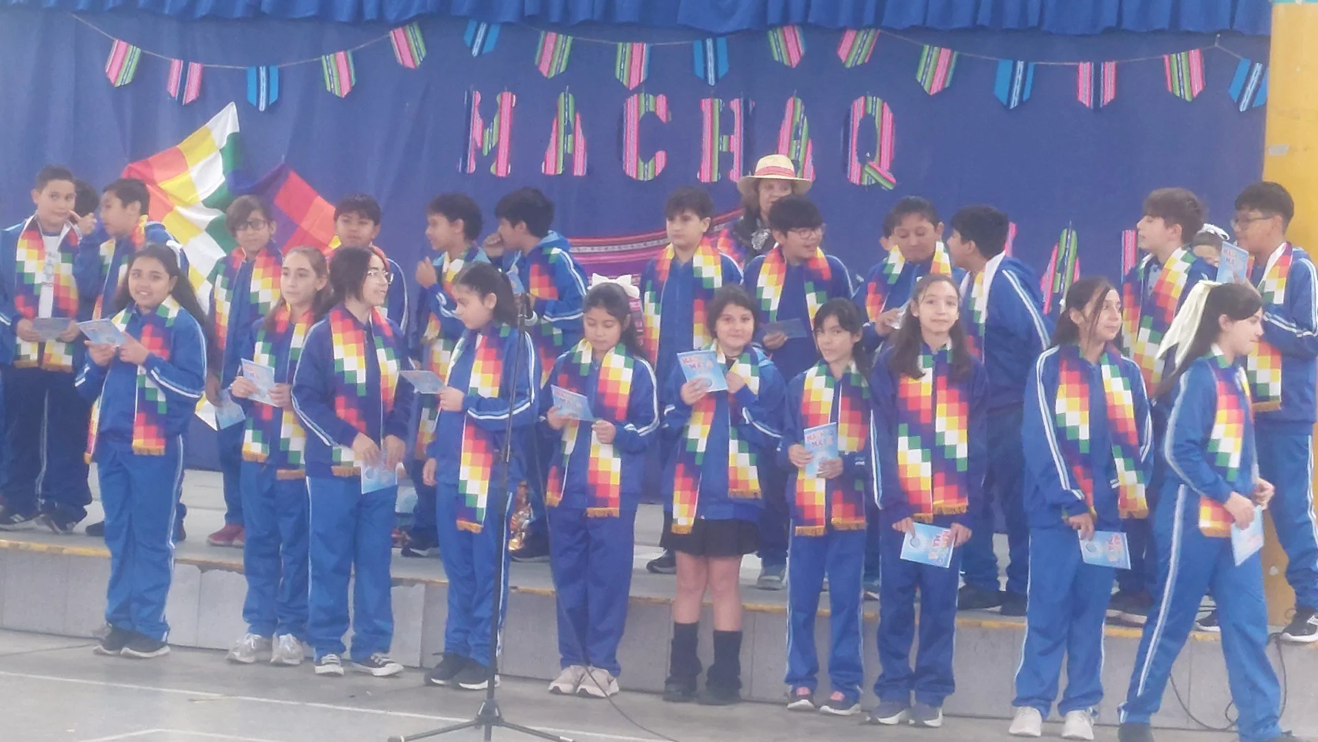 TODOS LOS ALUMNOS DE OCTAVO AÑO CANTANDO LA CANCIÓN NACIONAL FOTO5.jpg
