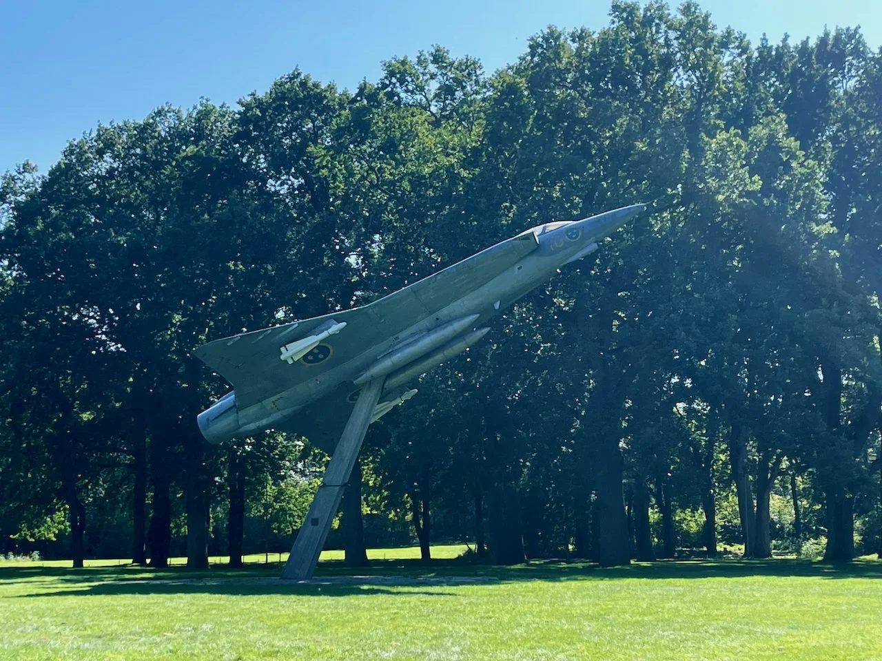 Stridsflygplanet J35 Draken, som en skulptur på en gräsmatta på flottiljområdet.