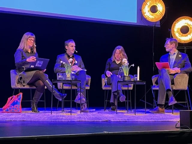 Fyra personer sitter i stolar på en scen under Museernas Vårmöte