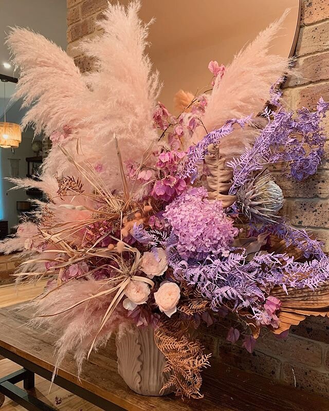 Lisa @kananilashartistry loved her dead flowers so much she gave the arrangement a name.
So this is Vanessa 💜