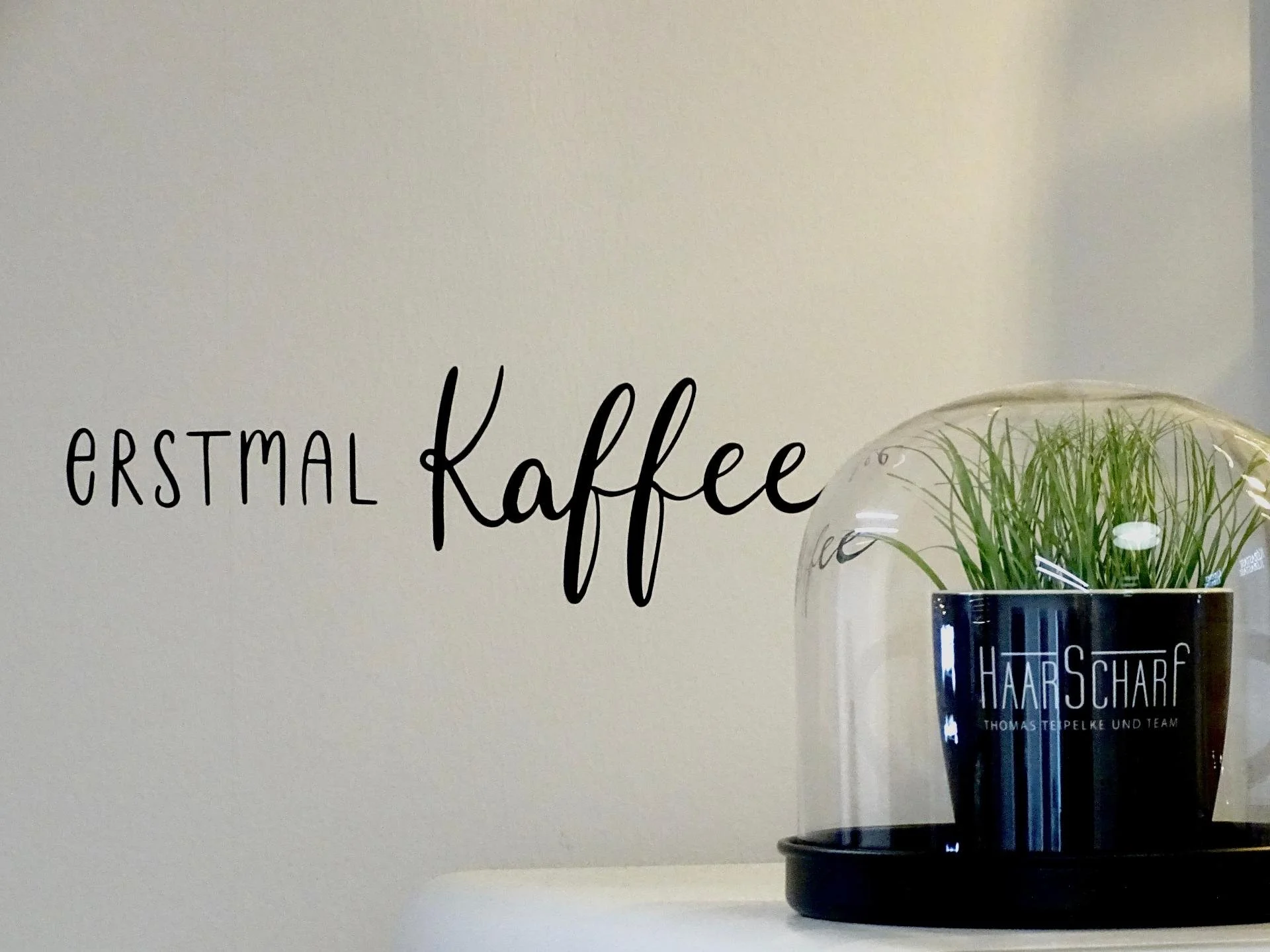  Friseursalon Haarscharf in der Bahnhofstraße auf Fehmarn mit Kundenbereich. 