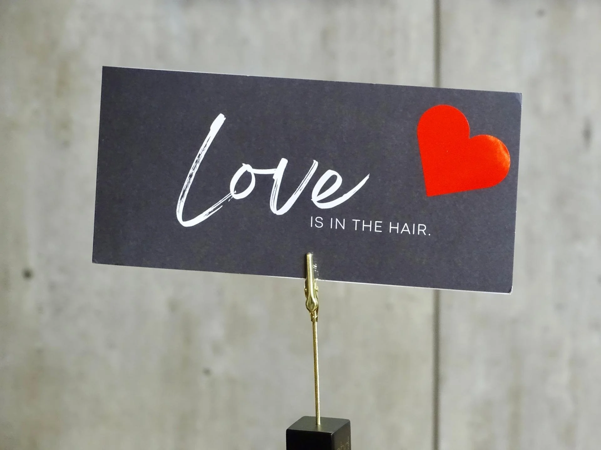 "Love is in the hair" Karte im Friseursalon Haarscharf auf Fehmarn
