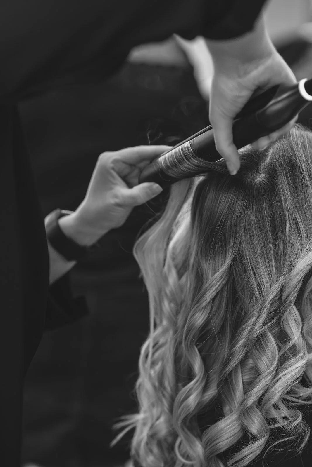 Detailaufnahme eines Friseurarbeitsplatzes bei Haarscharf mit Stylingwerkzeug.