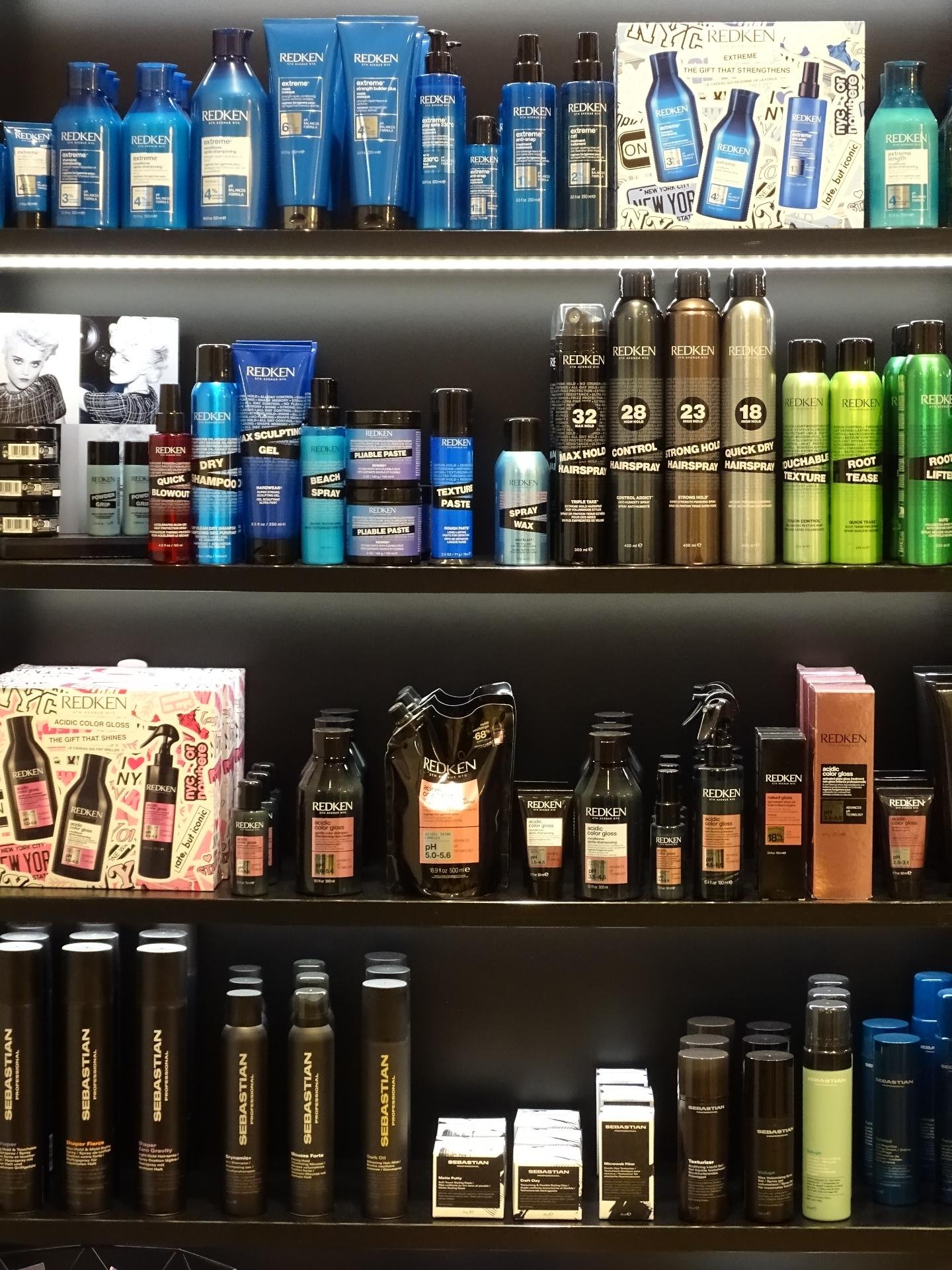 Redken Haarpflegeprodukte im Produktregal des Friseursalons Haarscharf auf Fehmarn.