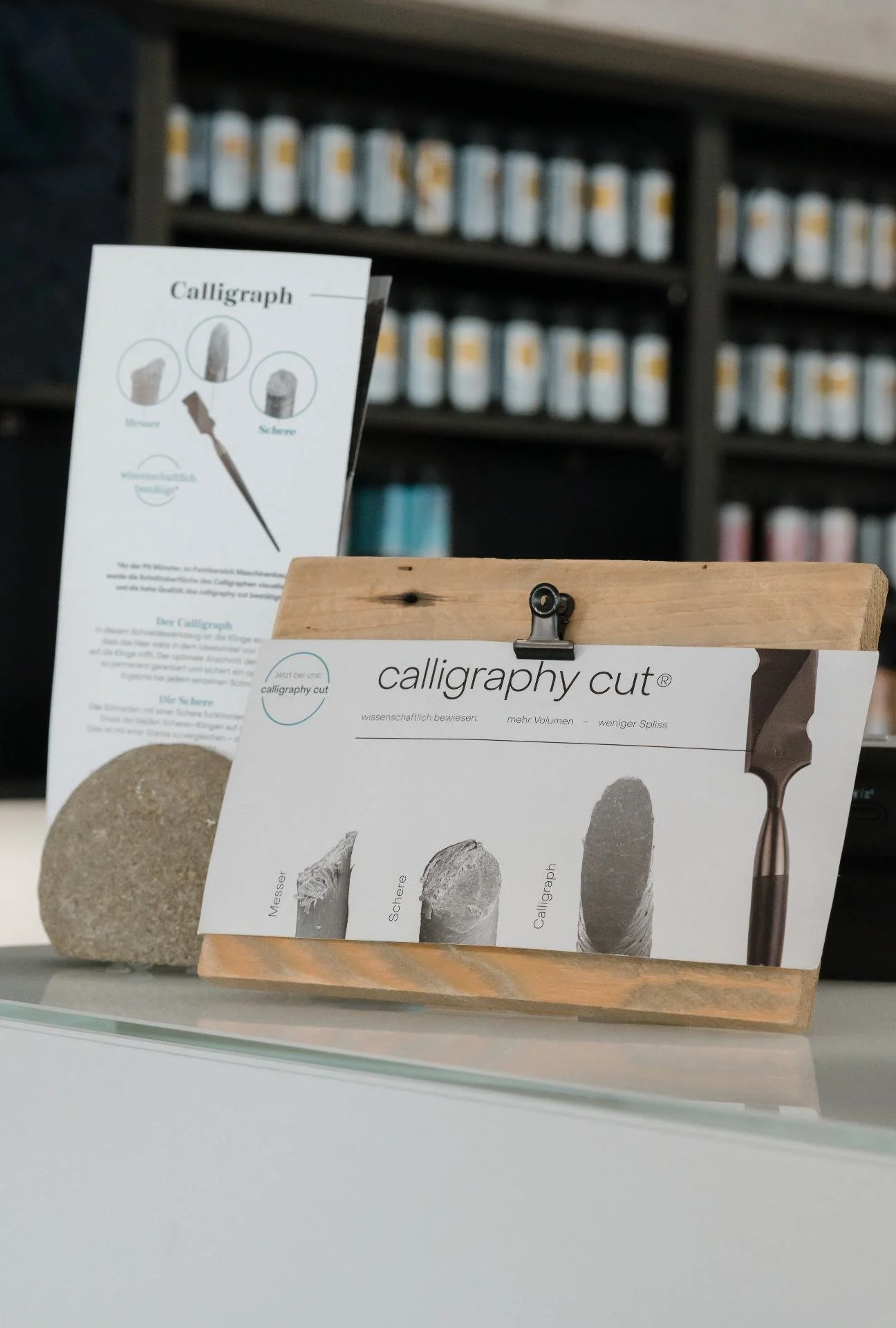 Calligraphy Cut Produktset und Calligraph auf dem Arbeitstisch im Salon Haarscharf