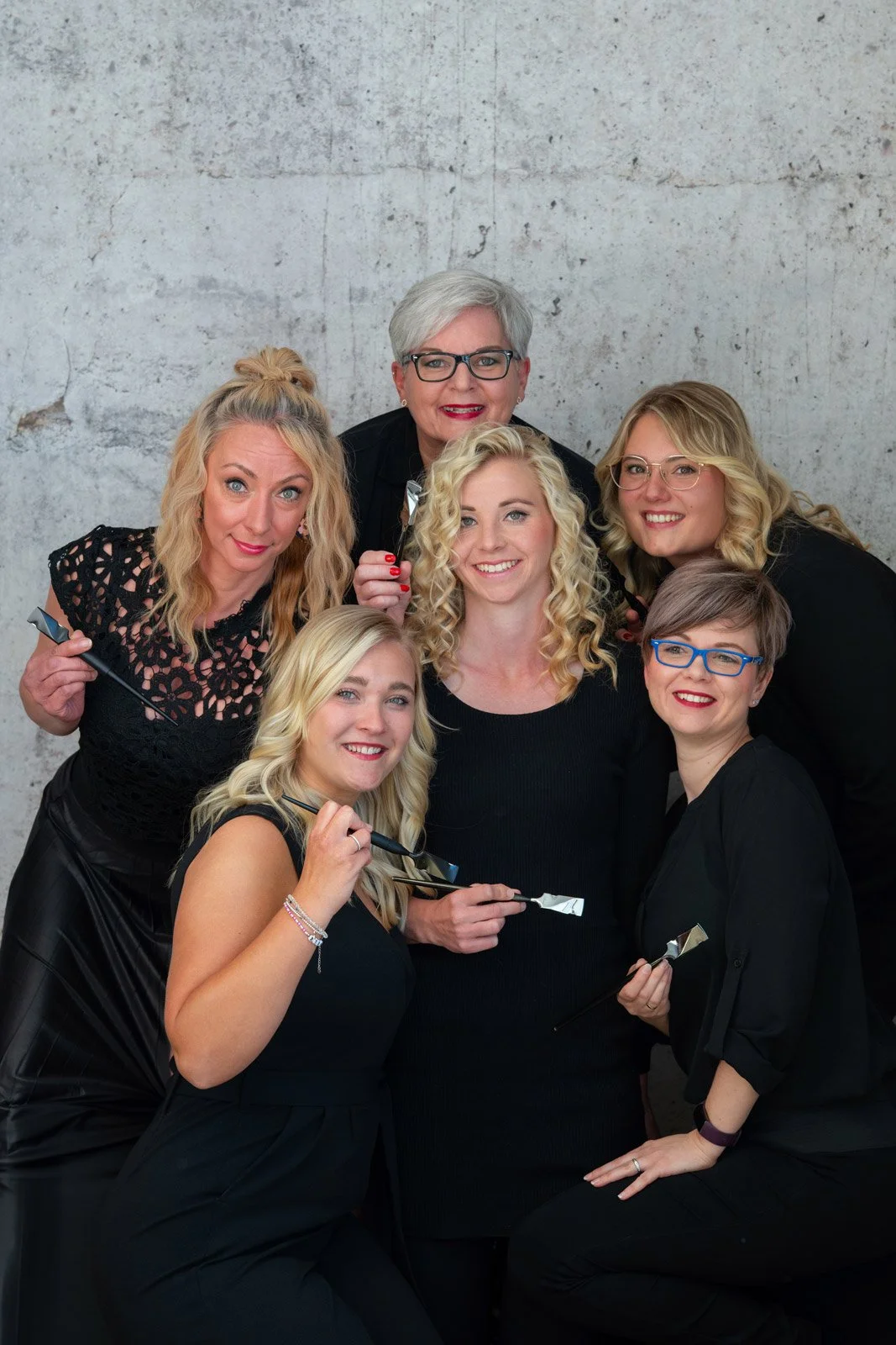 Calligraphy Cut Stylisten im Salon Haarscharf