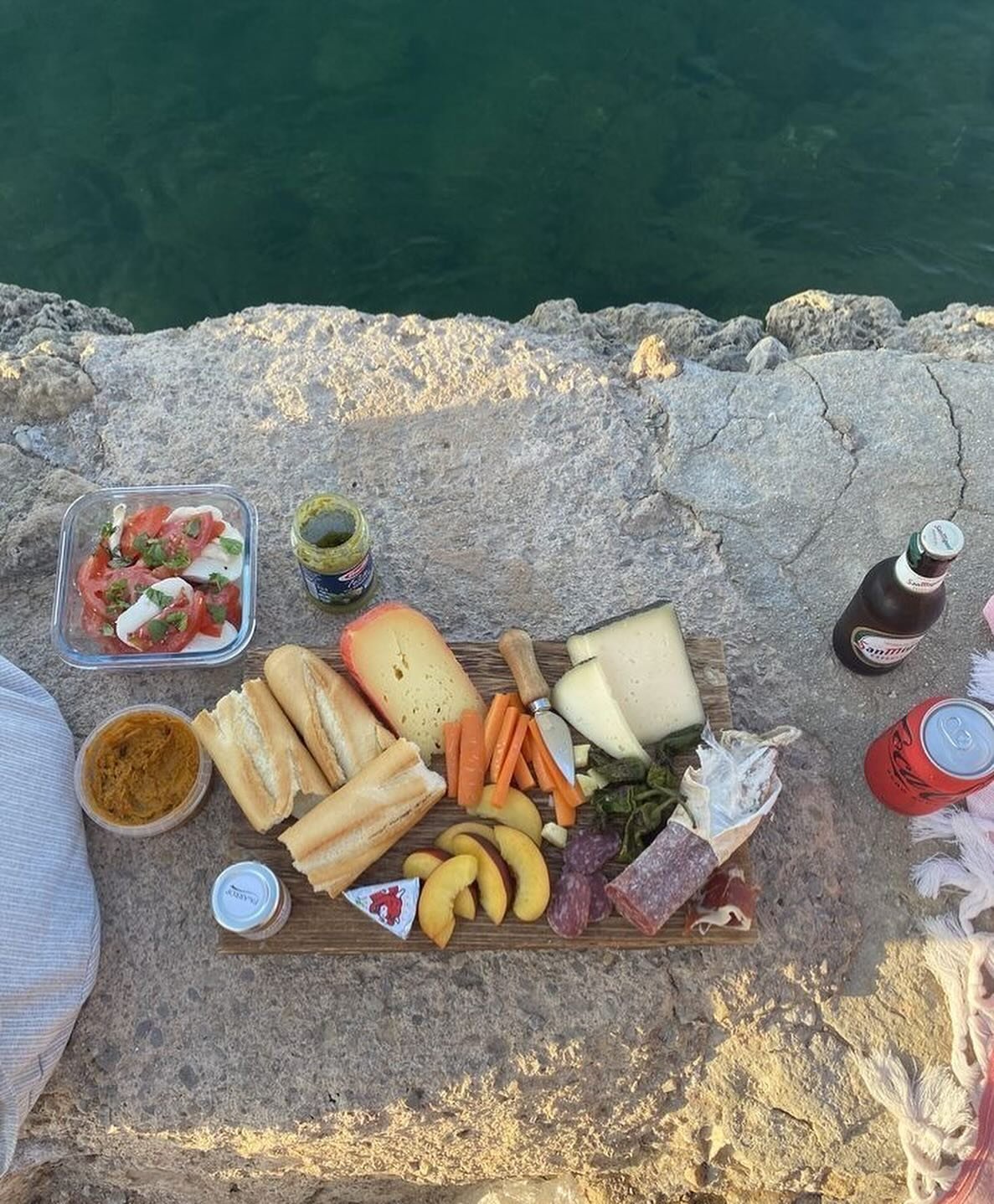 From our mood board: makeshift tables pt. 2 🍽️🍷🌞🥖🍅🫒🍸🍝☕️