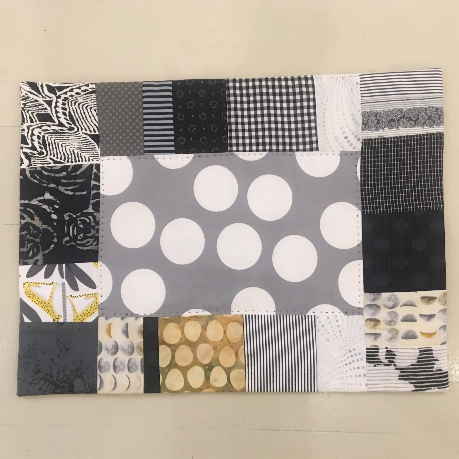 Placemat_Geometric Greys-00.JPG