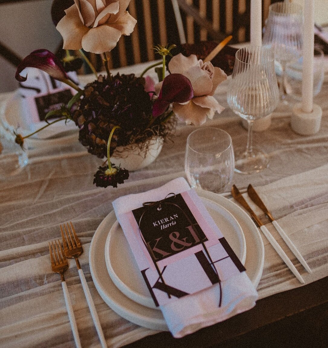 Want to elevate your place settings, then why not go for a layered design, playing with colour and texture 🎀 

Styling + Signage: @synchedevents 
Photography: @camillaandreaphotography
Venue: @voewoodweddings
Flowers: @floralsistas
Tableware: @banqu