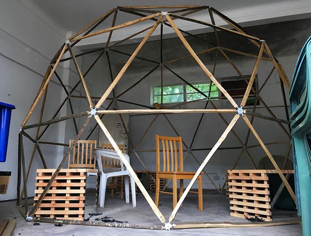 🐝 IT&rsquo;S ALIVE! 🐝 #thebeehive @buildwithhubs &bull;
&bull;
#geodesicdome #geodesic #publicart #communityart #structure #woodwork #chestnut #artist #art #artistinresidence #artistresidency #londonartists #dome