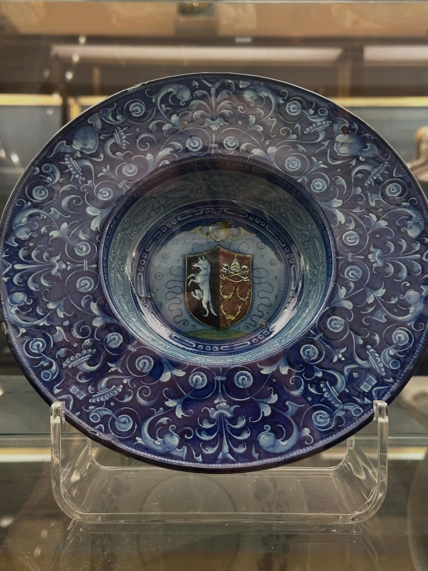 At the @ashmoleanmuseum yesterday
Ceramics from Faenza, Pisa and Urbino ❤️ it's incredible what makers in the 16th century could achieve, so beautifully painted and at such scale...