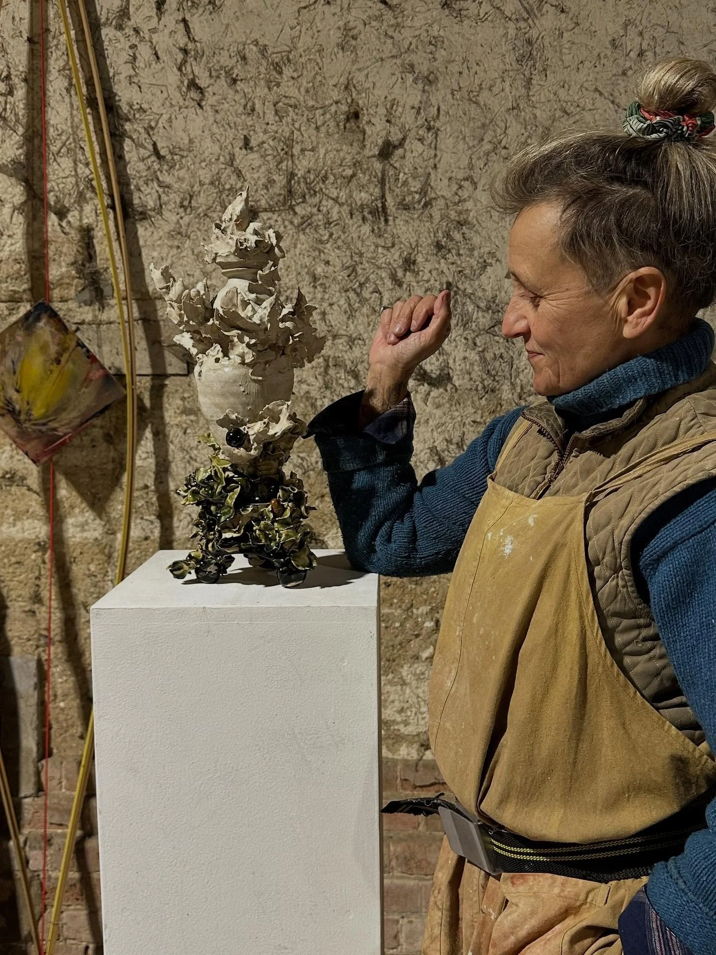 Visiting the wonderful @nessiestonebridge today with exciting plans afoot...
Nessie's most recent work involves fight and flight, predators and prey, opposites brought into proximity. 

Shown here are two 'Bird Urns' in part- glazed stoneware 

#song