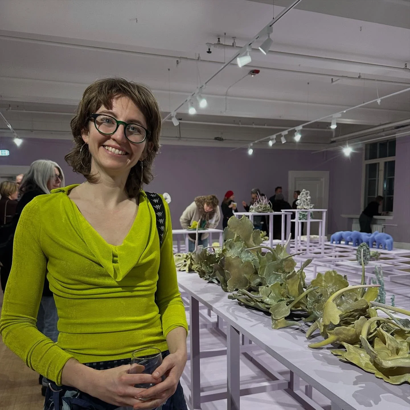 @emilysjefferis_artist with her ceramic piece, 'Greenway' at a fabulous new show that she has curated with Liz Jackson at County Hall Pottery.

Entitled 'Undergrowth', the exhibition explores the mysterious plant forms that dwell close to the ground 