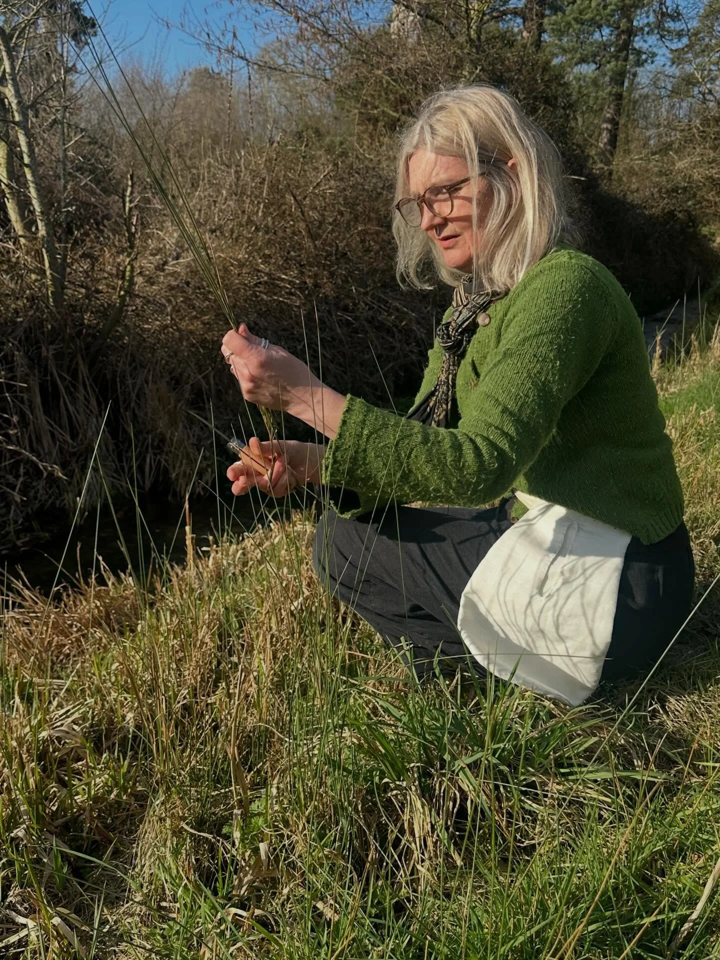 Tamlin Lundberg collecting reeds and other plants at Bolwick today- her ceramic work and textile practice have come together in recent work that combines cordage and clay.
Some of it will be on show at 'The Garden Comes Inside' this spring, part of @