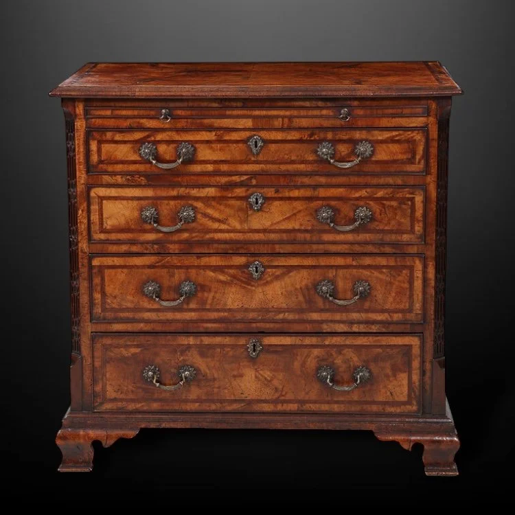 An elegant mid 18th Century George II figured mahogany chest of drawers.JPG