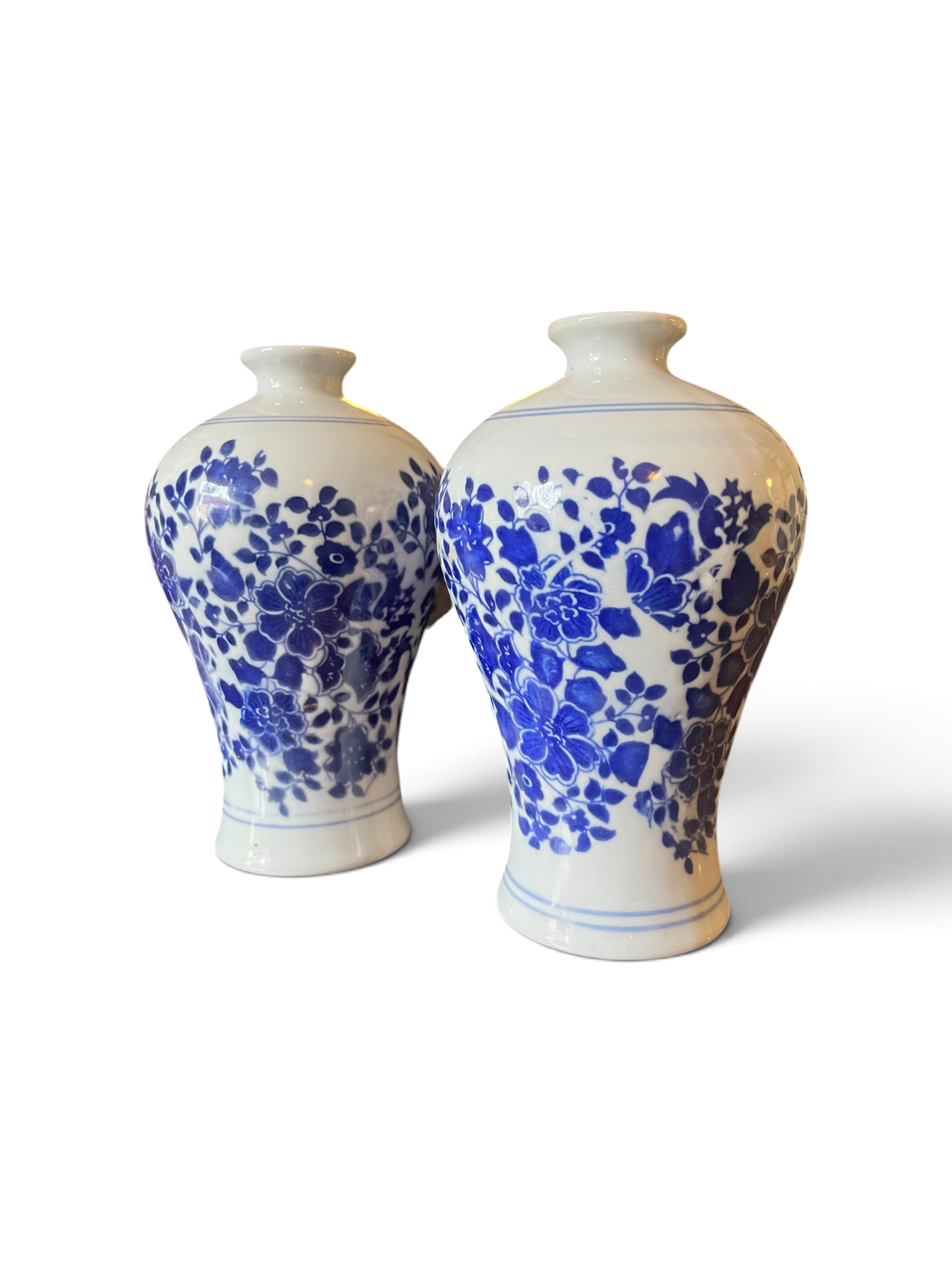 blue and white vases.PNG