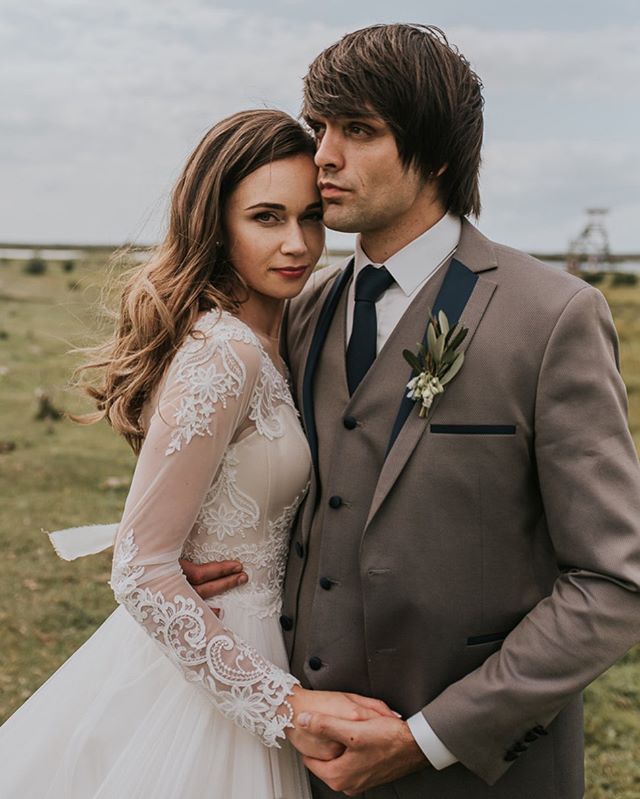 Portrait of the stars of the day 🌿
&bull;
&bull;
&bull;
&bull;
&bull;

#fotografsriga #europeengagement #europephotographer #balticphotographer #adventuresession #intimatewedding #helloelopement #hippiebride #loveislove #indiebride #brideandgroom #f