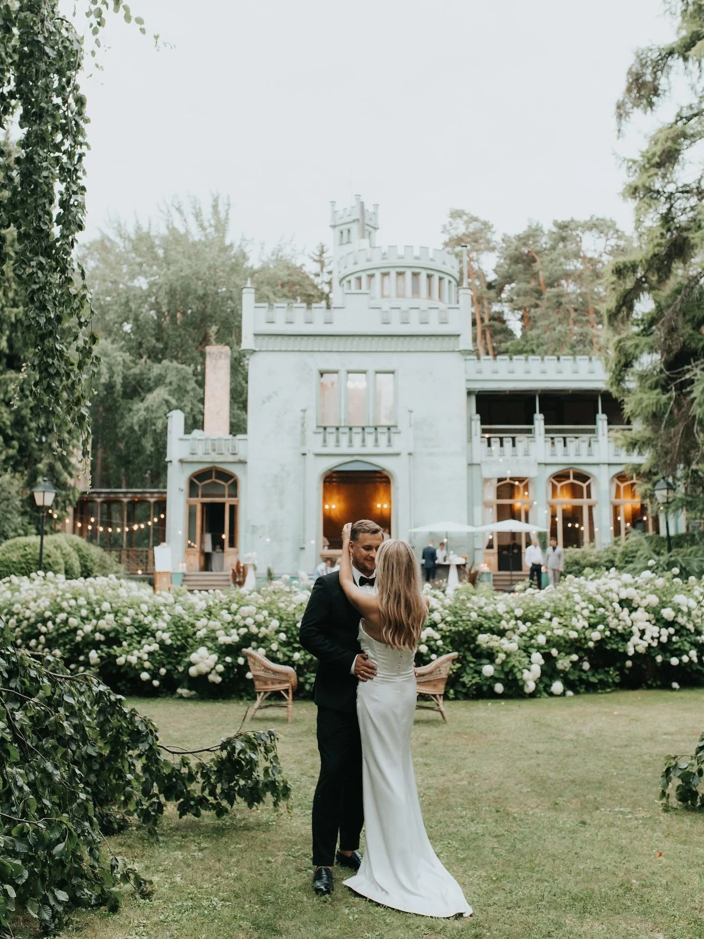 Magical wedding by the sea ✨🤍 @villamorbergs 
bride @ilutakorzane 
decor @plivurpuke 
photoshoot @spilve.airport