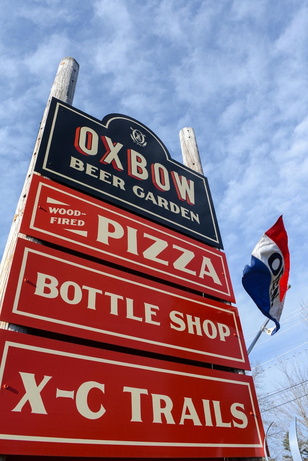 As seen from the road, Oxbow signage details all that the new location has to oer. Guests are encouraged to bring skis to enjoy the property’s cross-country trails, while outdoor picnic tables provide a true beer garden feel.
