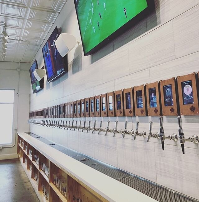 Let us help you get over the hump 🐪 with 20% off the entire tap wall today🍻🥂🍷
.
.
.
.
#exploreyourpour #theavenue #humpday #drinklocal #gologreenville #selfpour #craftbeer #winewednesday #ecu
