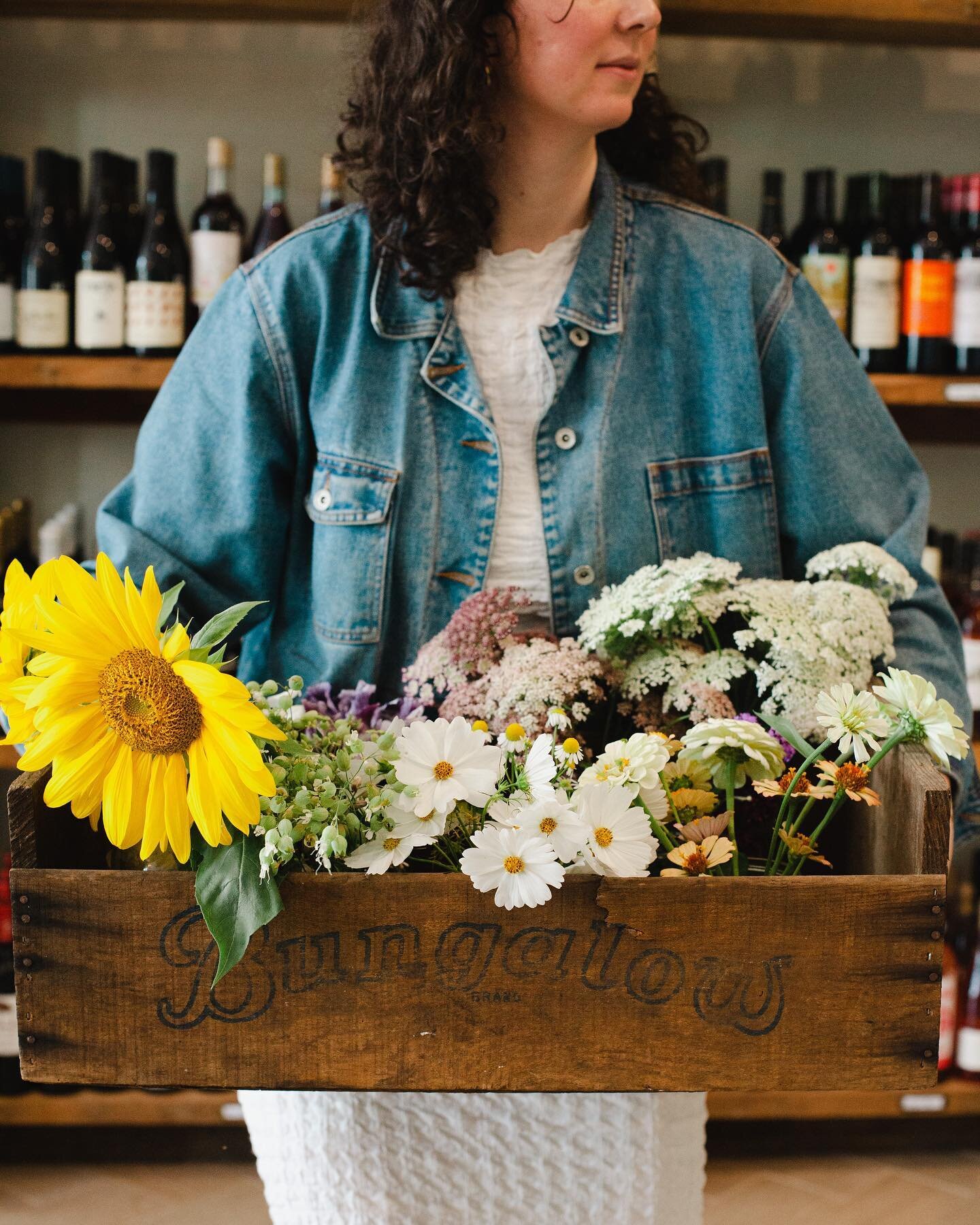 Fresh, local flowers are available today to brighten up this rainy Sunday! Come grab a bouquet of sweet peas, cosmos, Queen Ann&rsquo;s lace, zinnias and olive branches from @_amandachurchill_ &lsquo;s beautiful garden 

Open 12:30-6pm