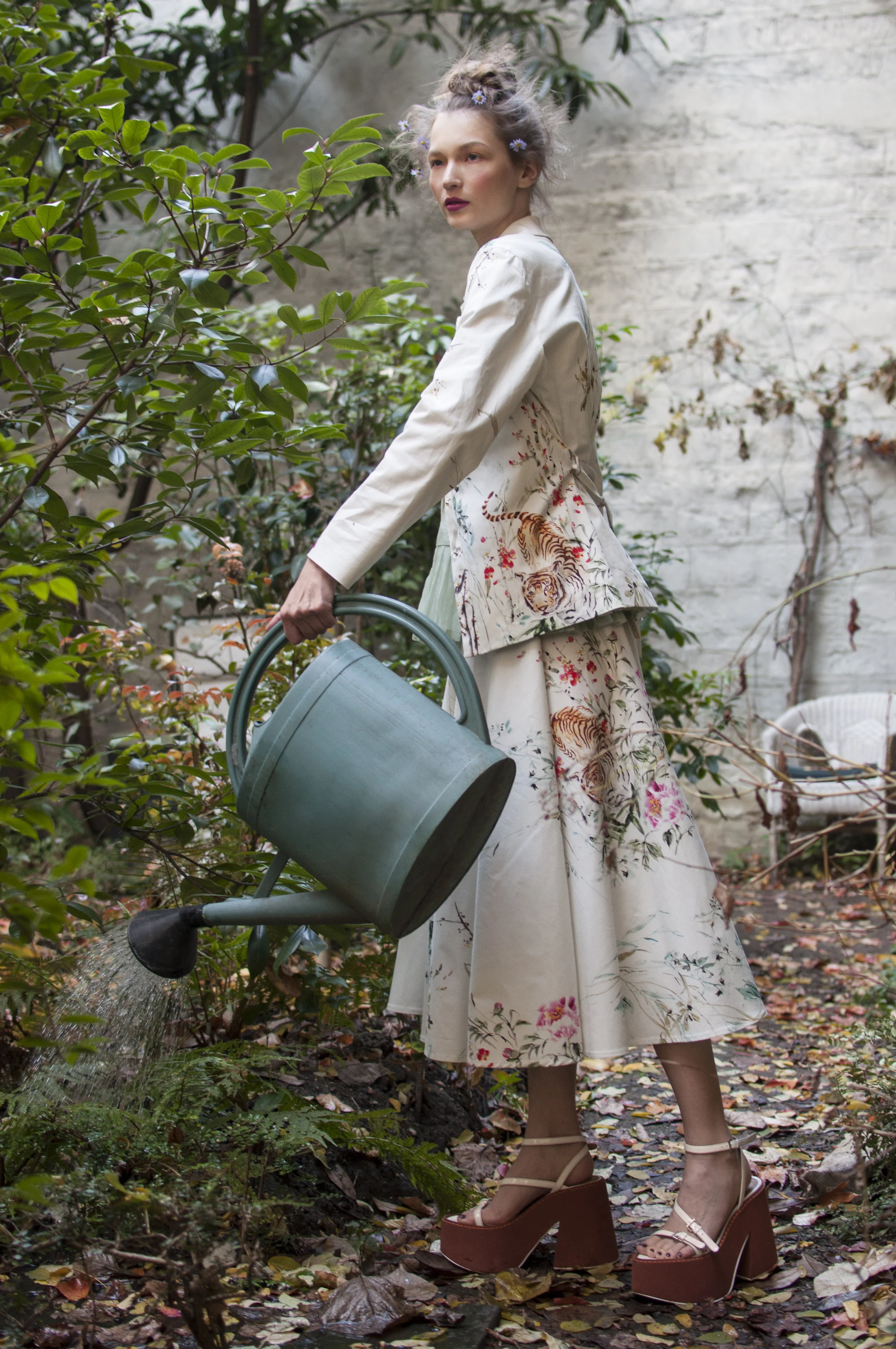 Jacket, skirt WEILL. Shoes JOUR/NÉ