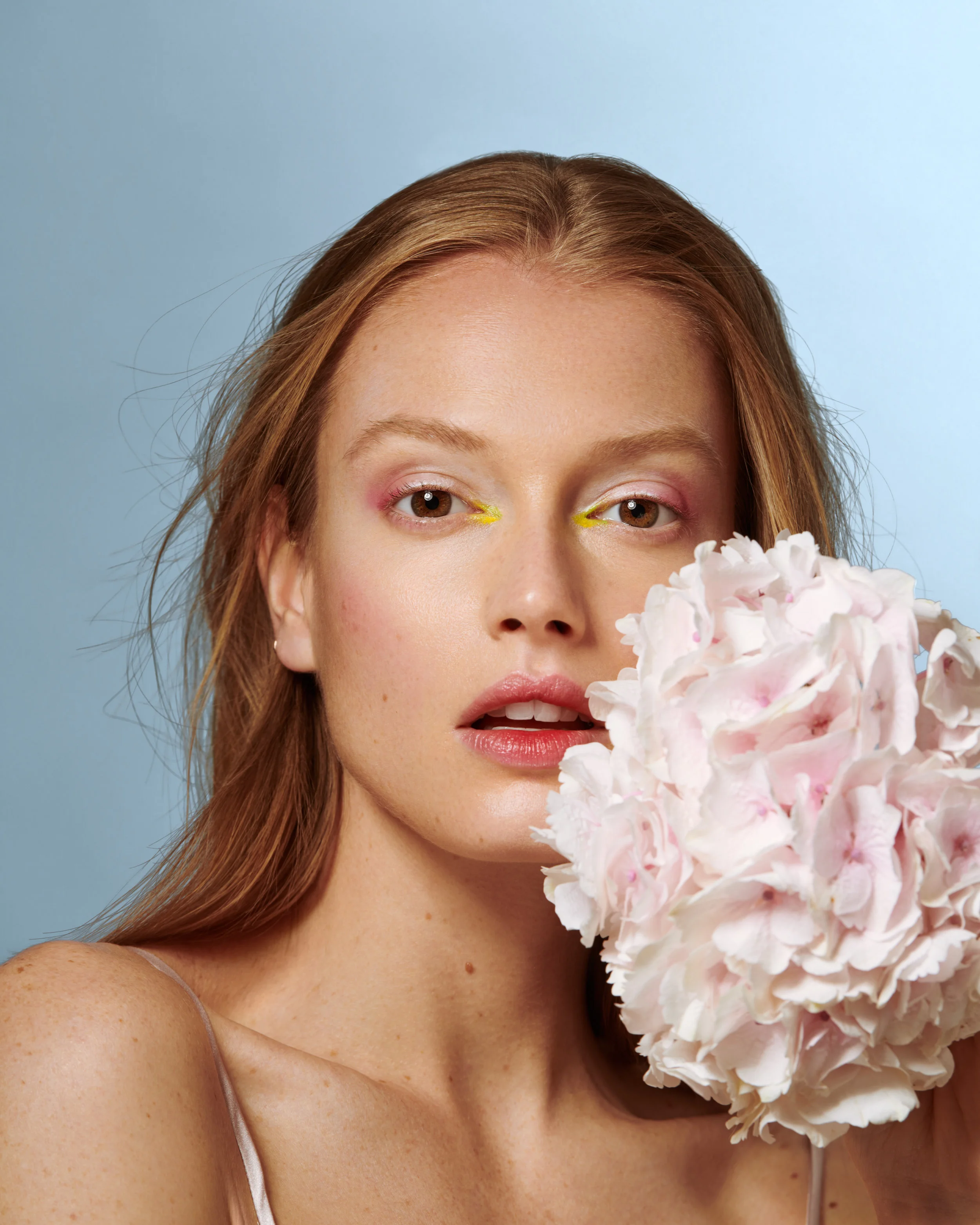 Top HISAURA. Pencil Nectar, GLOSSIER PLAY. Eye Shadow Ro!se, MARC JACOBS BEAUTY. Lip Color Modern Love, TOM FORD