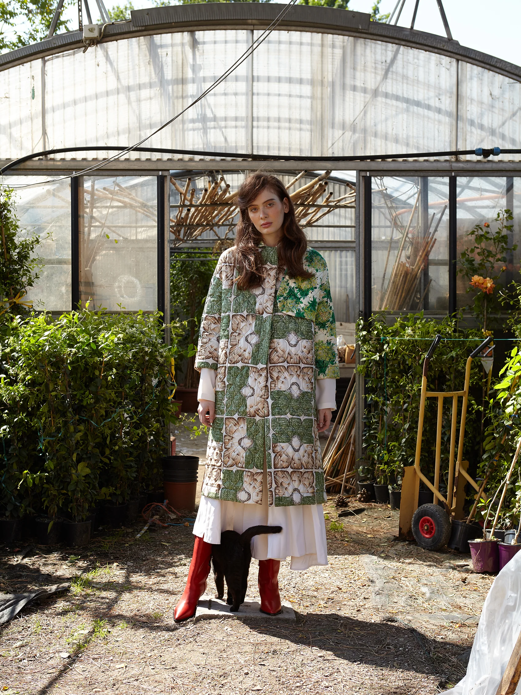 Jacket MANTERO. Skirt ANGELIA AMI. Boots ALYSI