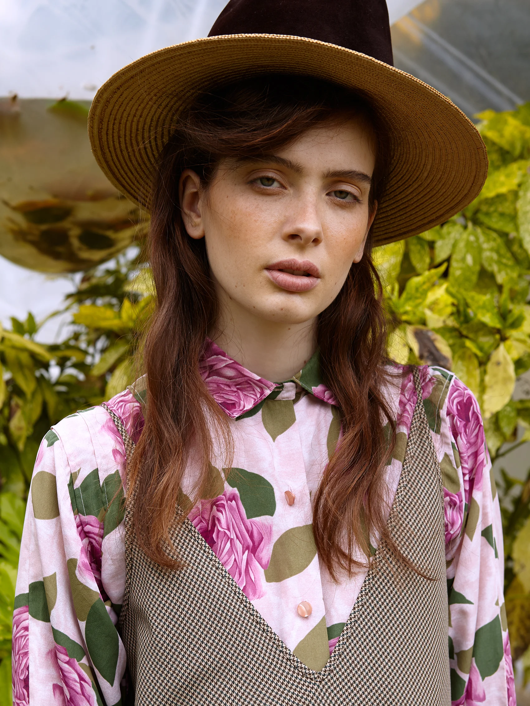 Hat TESI. Shirt VINTAGE. Dress ANGELIA AMI.