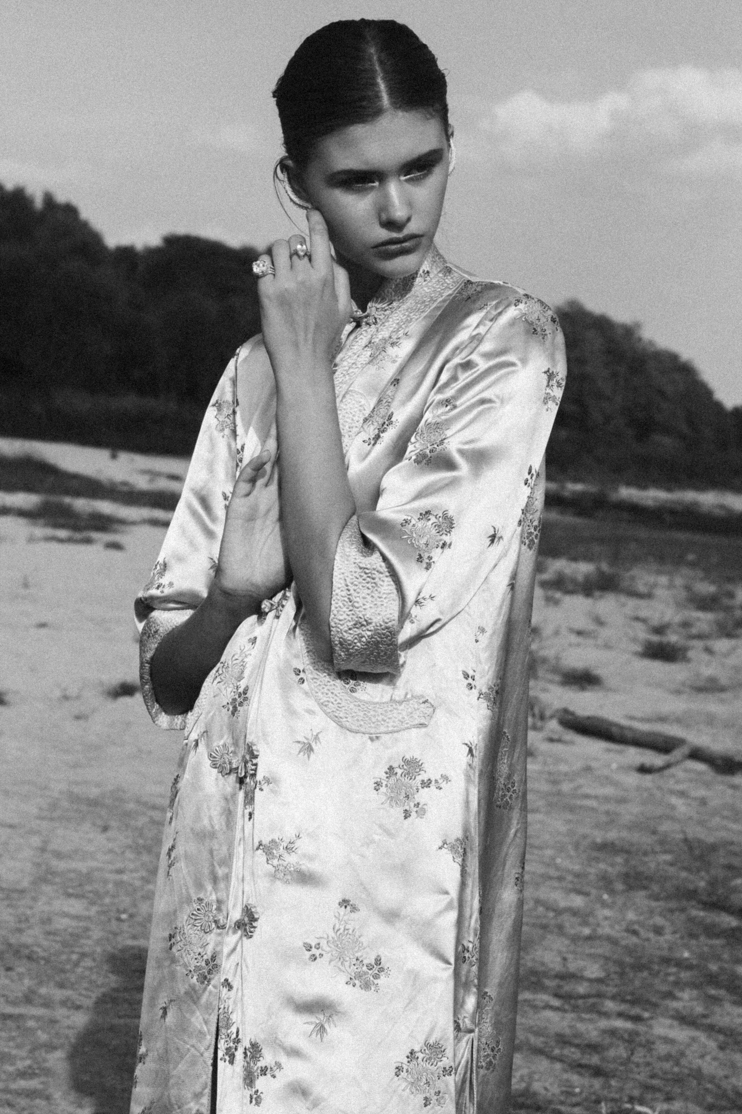 Kimono Ermelinda. Rings Diamonique, earrings Roberto Faraone Mennella