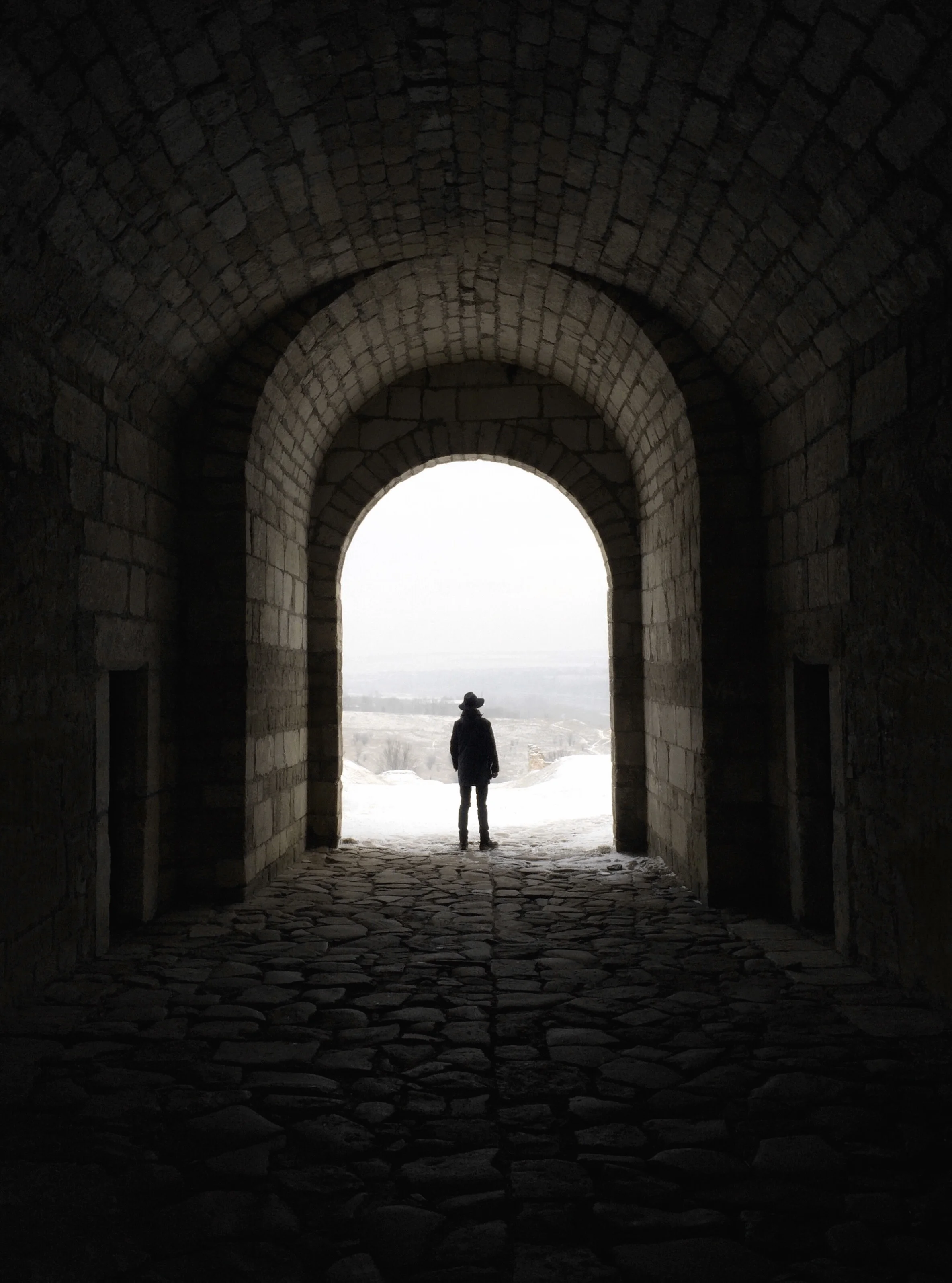 arch-cobblestones-mobilechallenge-866868.jpg