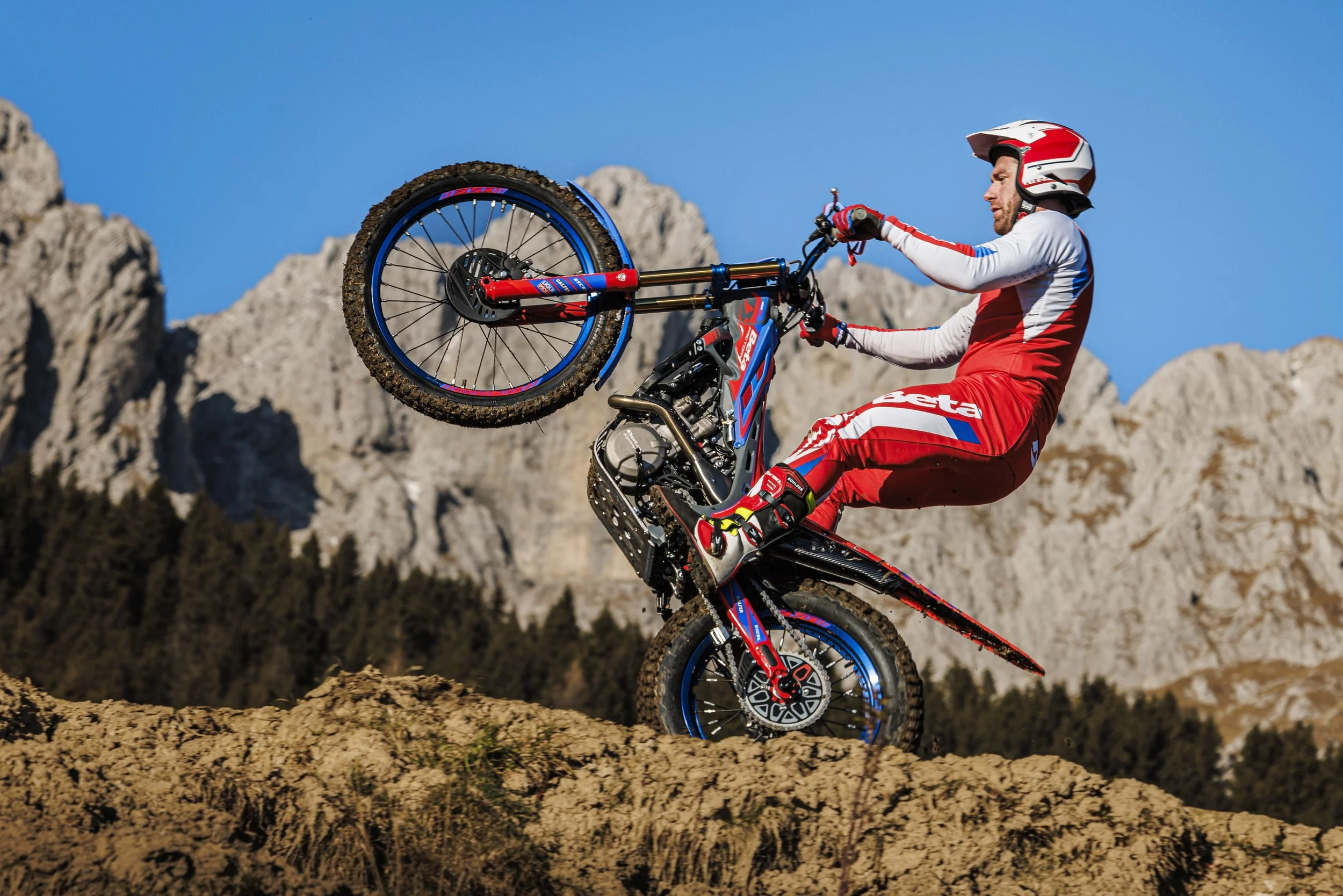 EVO FACTORY 4T MY 2025_ACTION (11).jpg