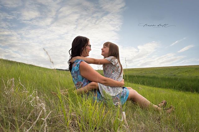 I can&rsquo;t say enough about this sweet family and the way they connect! #manitobafamilyphotographer