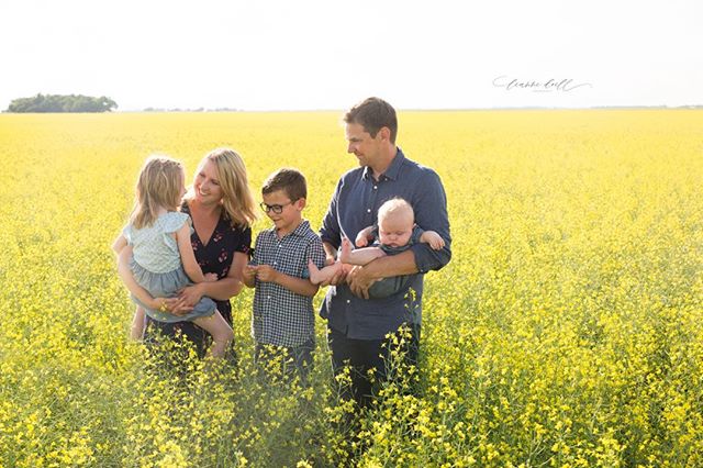 Families that love... in places they love!  Huge shout out to all the farming families... wishing you all a productive and bountiful harvest!  #manitobafamilyphotographer