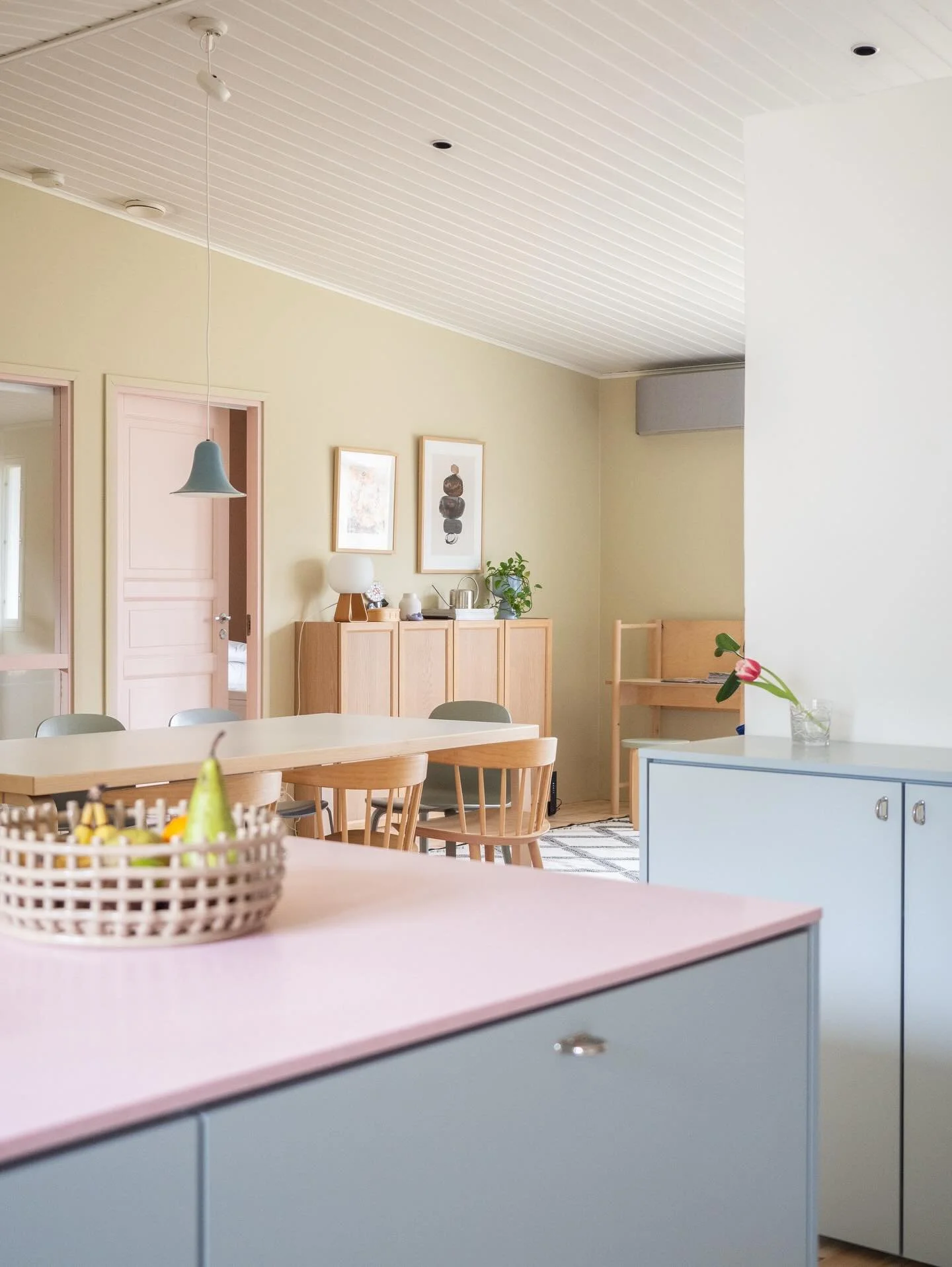 Muutettiin lokakuussa, vuoden pimeimp&auml;&auml;n aikaan ja remontin sek&auml; omien t&ouml;iden lis&auml;ksi ei ole paljoakaan t&auml;m&auml;n kodin keskener&auml;iset jutut kiinnostaneet.

J&auml;lleen kerran parin p&auml;iv&auml;n vapaat on tehne