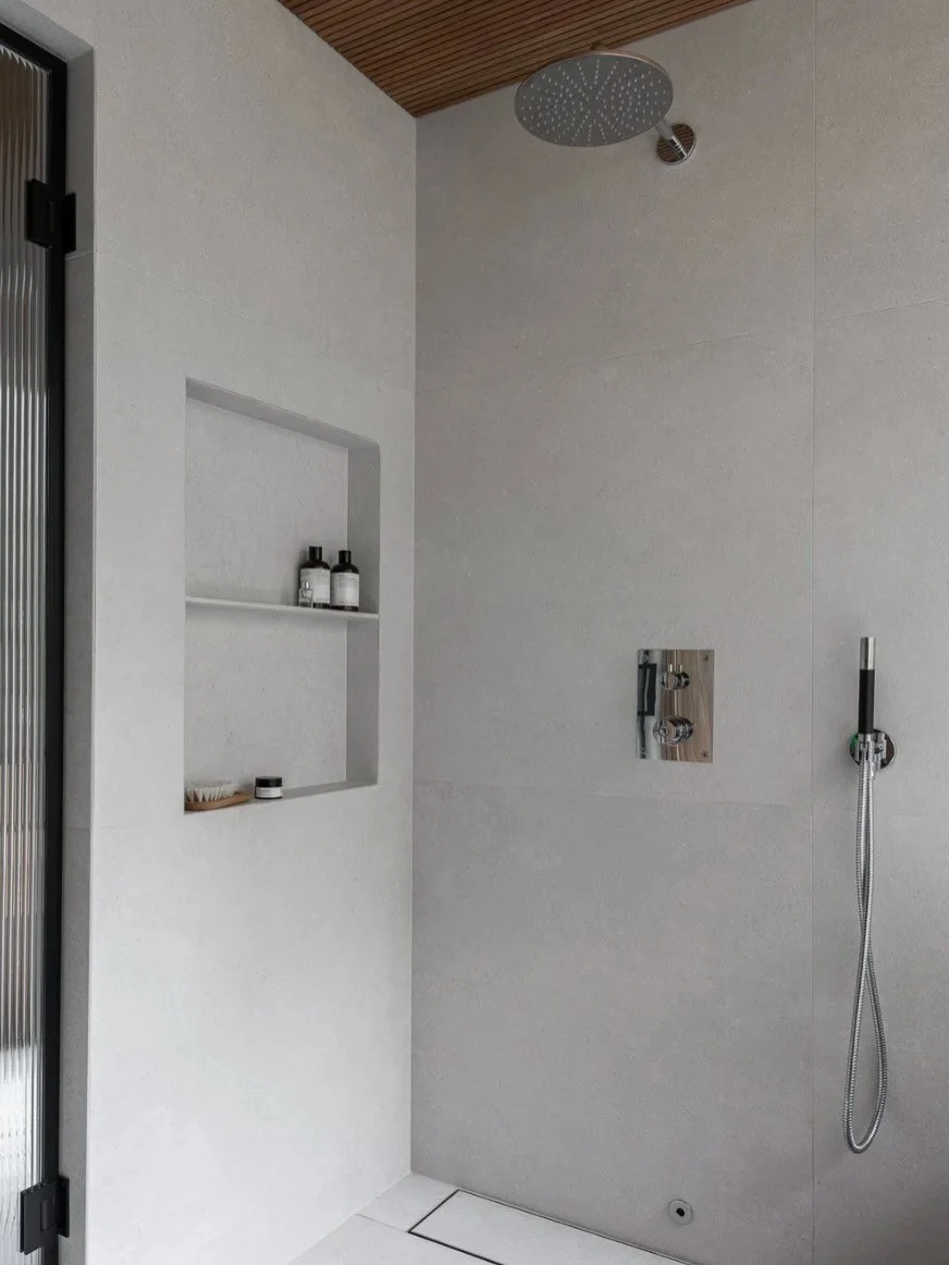 Valmistaudun t&auml;&auml;ll&auml; tulevaan kes&auml;&auml;n ja haaveena on my&ouml;s lomap&auml;iv&auml;t aina kun sellaiseen on mahdollisuus. ⛱️ Kes&auml;p&auml;ivi&auml; vier&auml;ht&auml;&auml; mulla paljon Huvilan ja Huussin seuraavan kauden kuv