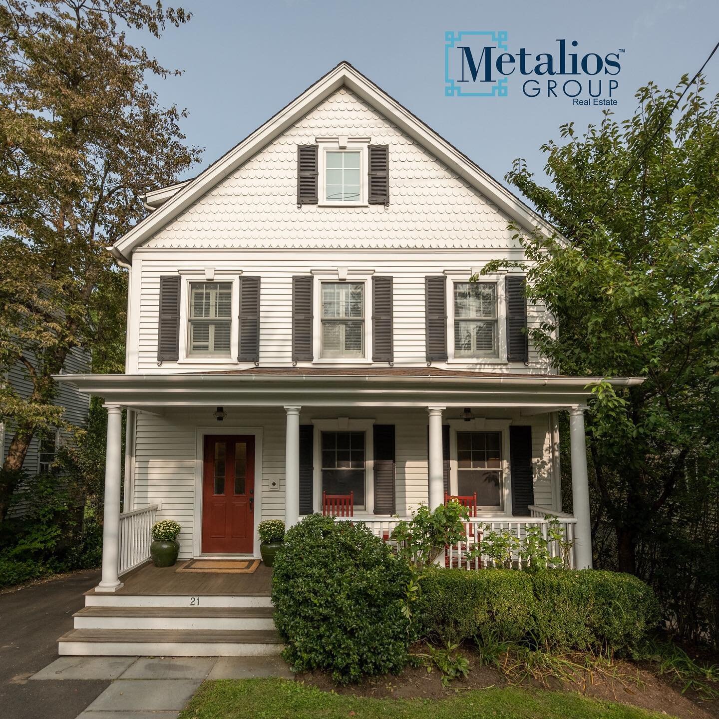 JUST LISTED!

✨21 Prospect St, Greenwich CT ✨ 

Downtown meets country! This stylish updated colonial farmhouse is just steps from downtown Greenwich! 

Four renovated levels include authentic crown moldings, continuous oak hardwood floors, and ample