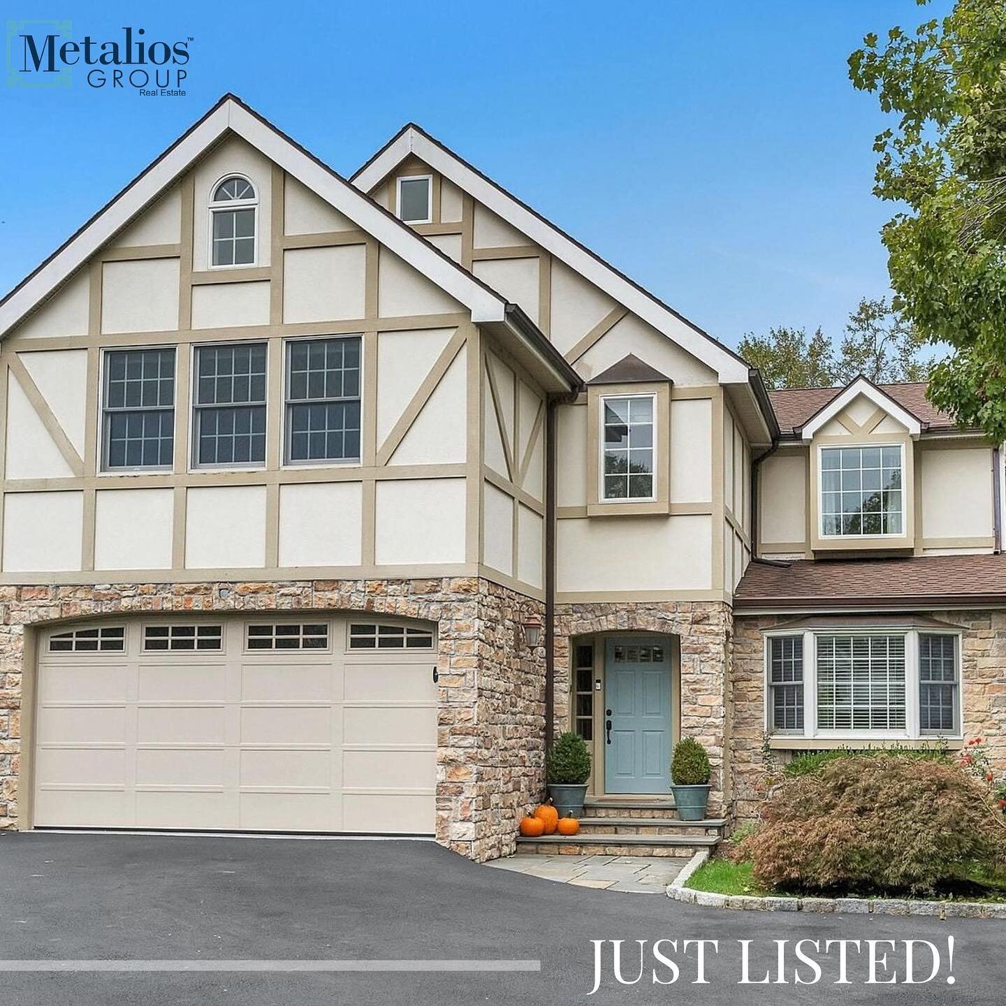💫JUST LISTED! The gorgeous 23 Griffith Rd, in Riverside CT 🏡 

The newly renovated kitchen features granite countertops, Carrara marble backsplash, an open breakfast nook with bench seating, and a sliding door to the back patio.  Just through an ar