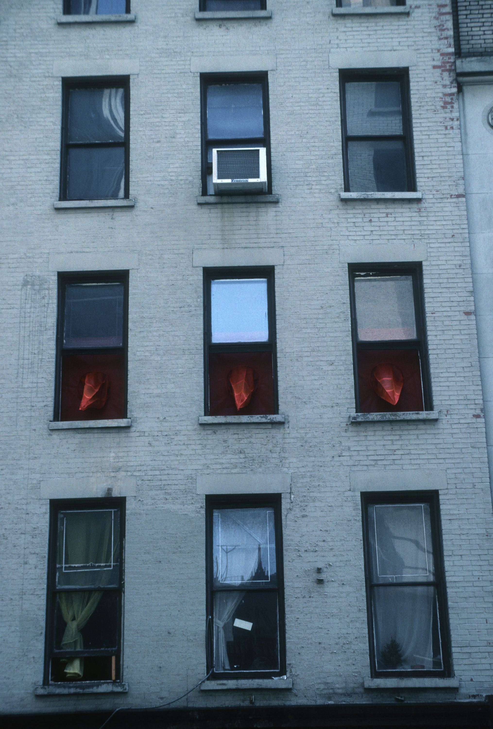 RED SPIKES ON 29TH STREET_Echelman_PhotoStudioEchelman_0014.jpg