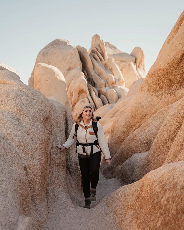 I knew this park was full of Joshua trees but I didn’t know it would have so many cool rocks! You could spend hours out here climbing around and the views from the tops are 😍⁣
⁣
Joshua Tree has been a perfect spot for some low-key exploring. There a