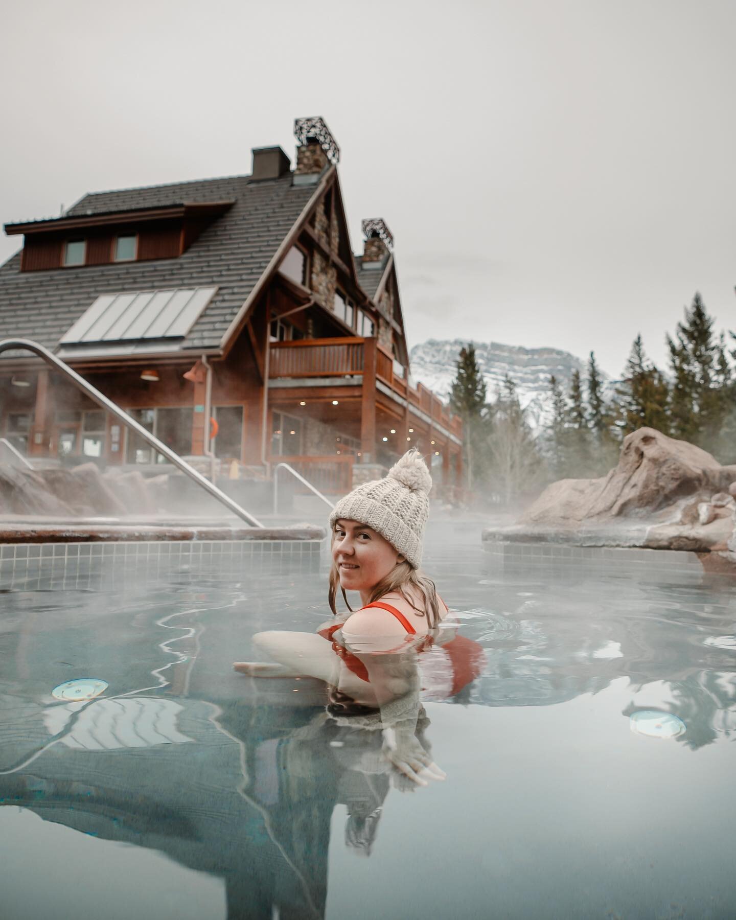 One of the best parts about getting cold in the mountains is getting warm in the hot tub later ❄️ got lots of questions about this hotel from my stories - it&rsquo;s Hidden Ridge Resort in Banff, just minutes from the city center with incredible view