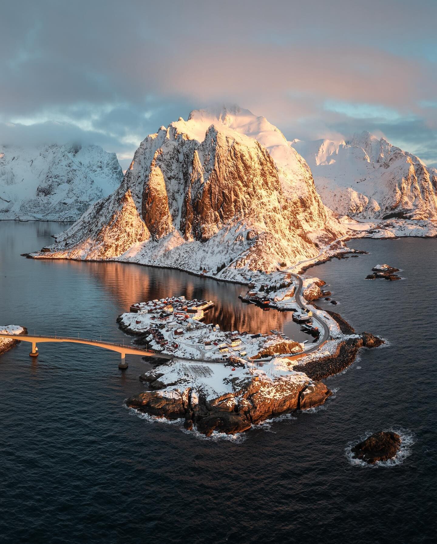 Swipe for the good stuff ➡️ Norway is easily one of the most photogenic places I&rsquo;ve ever been. The panoramas here are so incredible, I might *finally* print some photos for my office (something I&rsquo;ve been meaning to do for years) 📸 any re