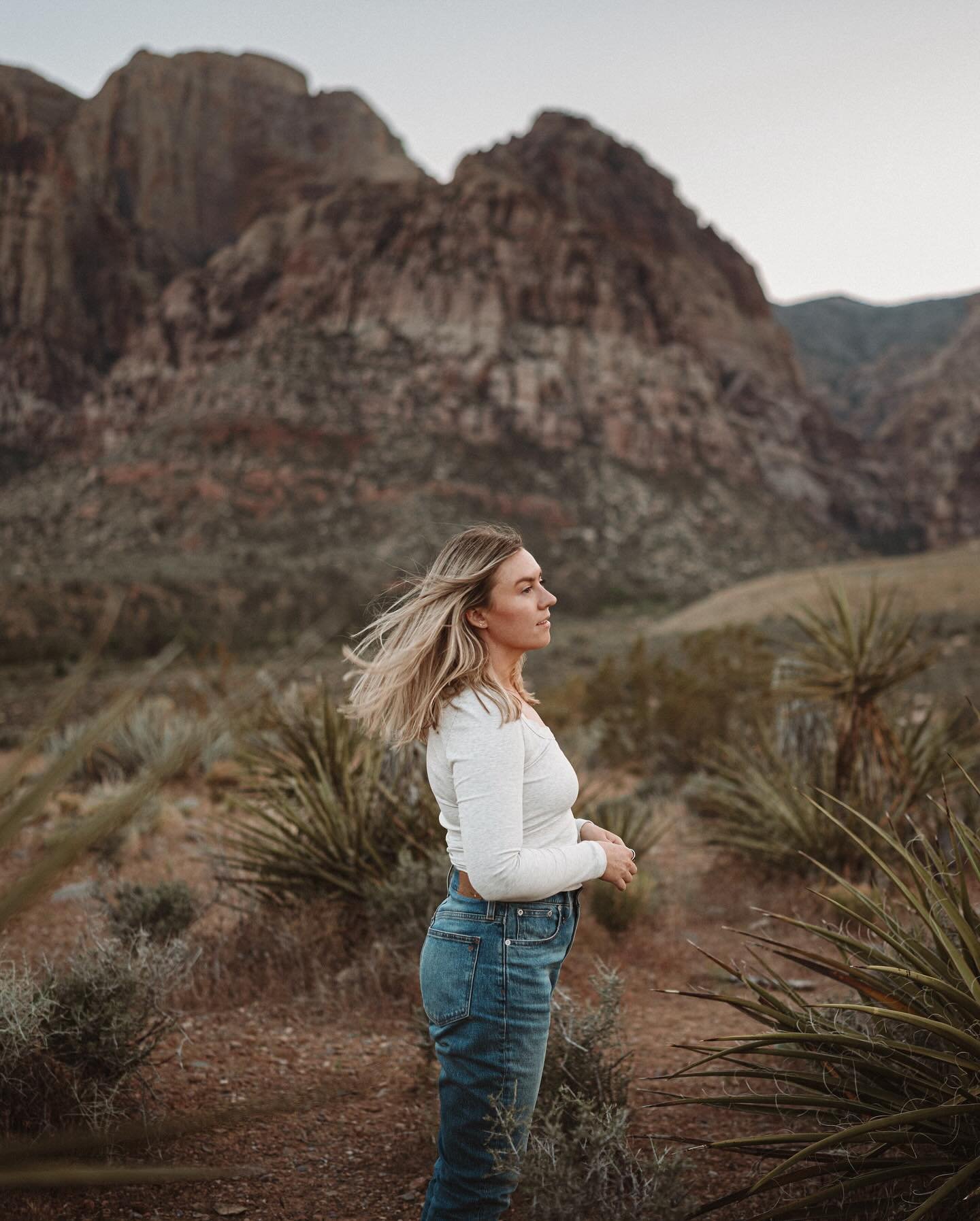Hopped on a plane to Nevada last week for an outdoorsy solo trip shooting a fun project. Returning to the desert always feels like coming home. I love it here. 🏜️⁣
⁣
#solotravel #redrockcanyon #nevadadesert