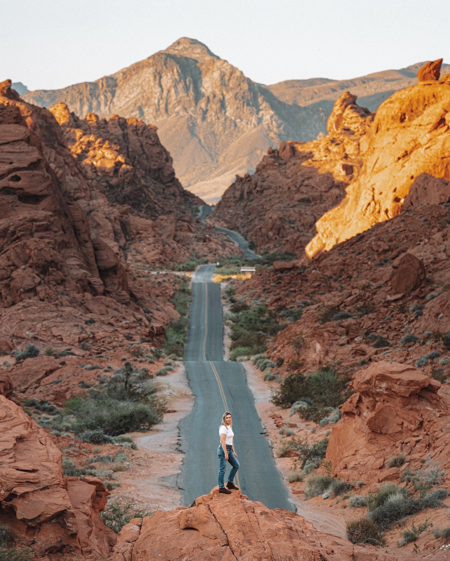 Valley of Fire at sunrise 🌄 one of my favorite places I&rsquo;ve visited so far this year.⁣
⁣
(who needs a gym membership when you can take selfies with a telephoto lens? 🏃🏼&zwj;♀️🫠)⁣
⁣
📸 @sonyalpha a1 + 70-200mm f/2.8 GM II⁣
#sonyambassador #va