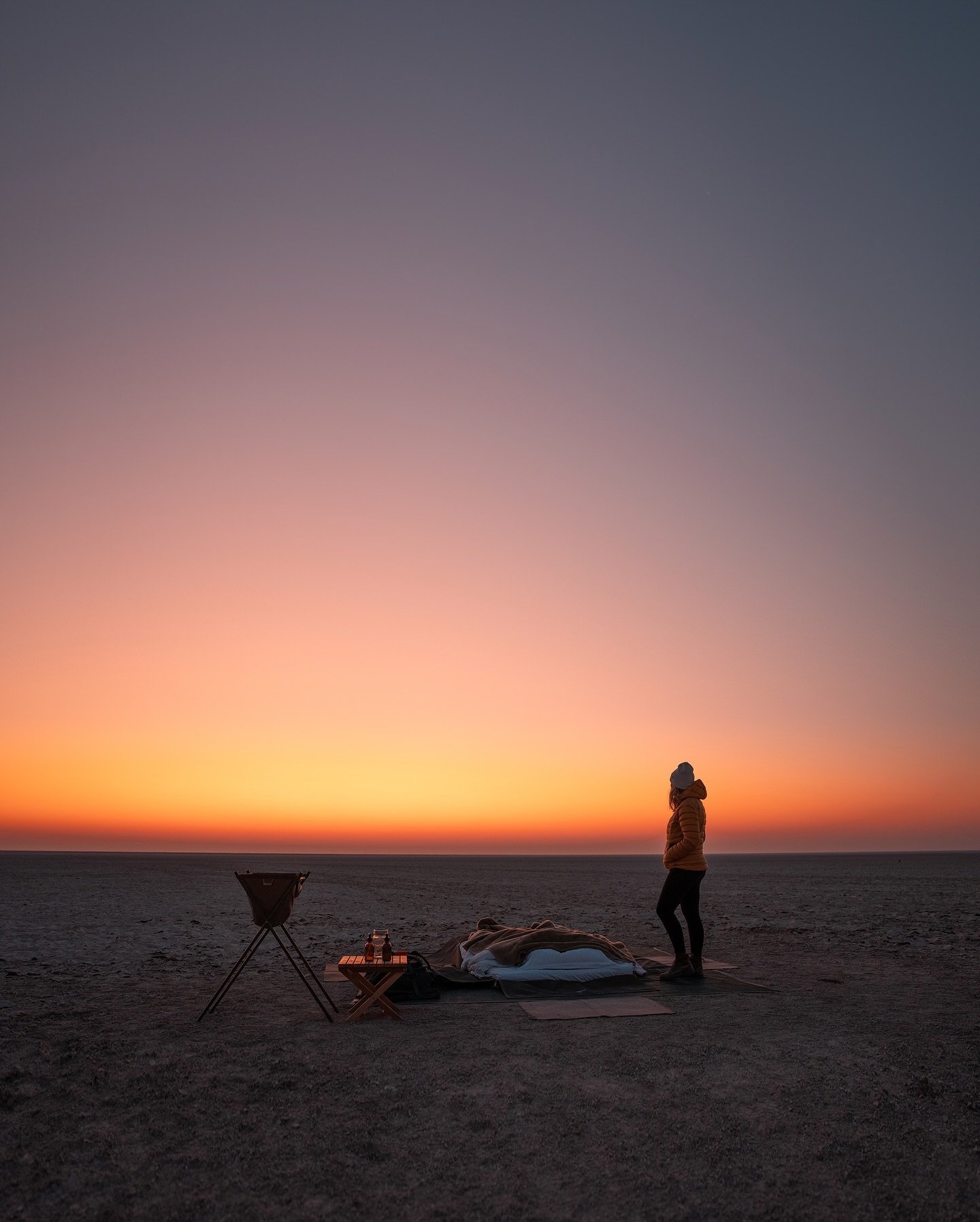 Sleeping under the open night sky on the largest salt pans in the world ✨ the Makgadikgadi Salt Pans in Botswana cover over 10,000 square miles and are remnants of an ancient lake that evaporated over 2000 years ago.⁣
⁣
Leroo La Tau lodge offers this